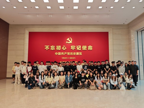 该校组织师生考察中国共产党历史展览馆.jpg